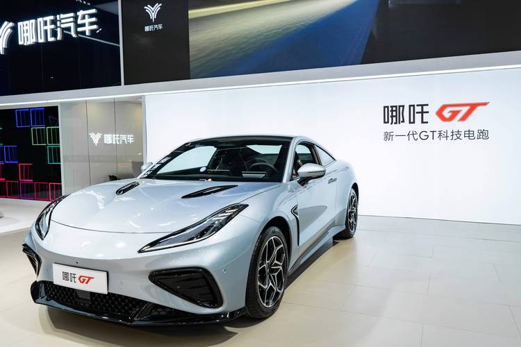 佛山75哪吒汽车在智能汽车领域的表现，领途汽车在新能源汽车市场中的影响力